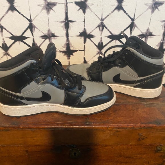 Jordan 1 Mid Basketball Shoe - Picture 8 of 12